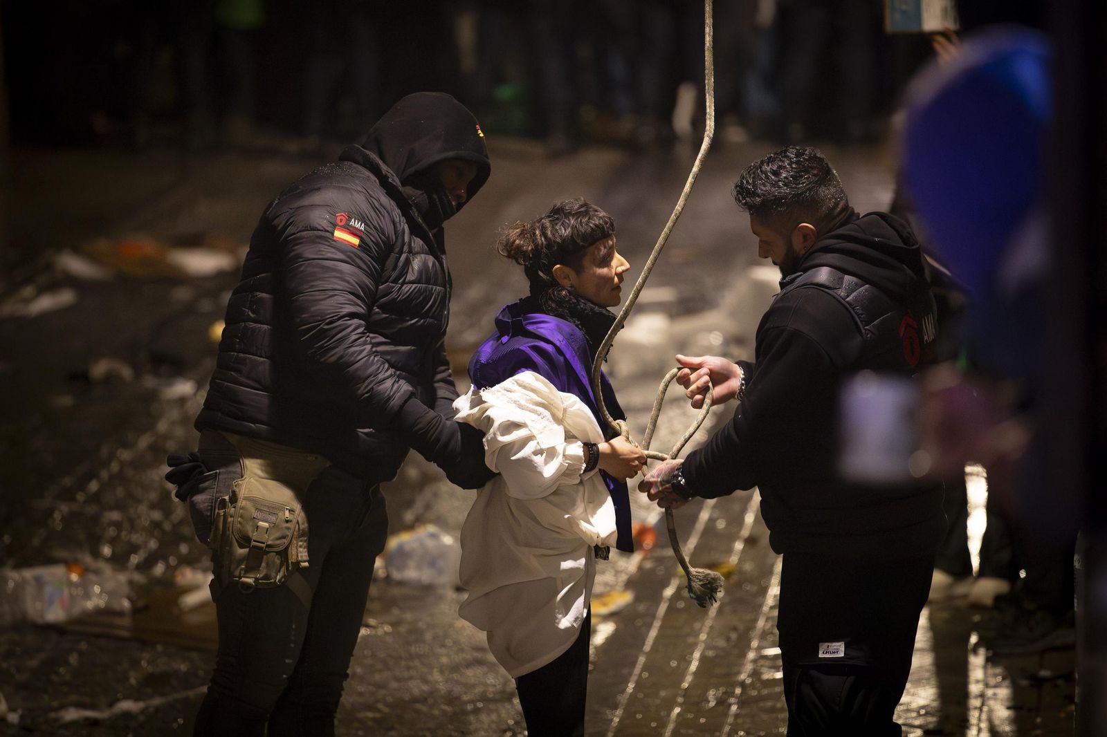 Todas las imágenes: una okupa trepa con cuerda para acceder al piso ocupado en Granada