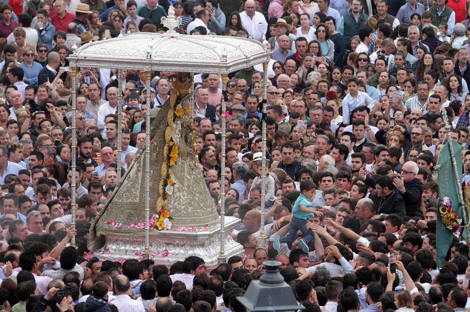 Las imágenes de la procesión de la Virgen del Rocío por la aldea en el Lunes de Pentecostés