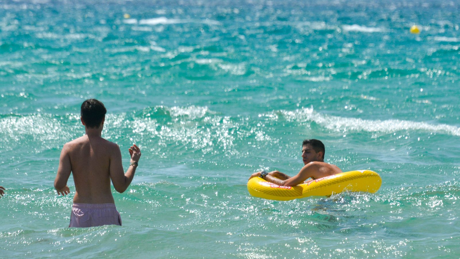 Día de sol y viento en la playa de Bolonia