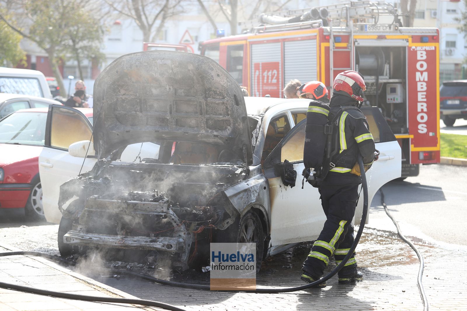 Arde un vehículo en la calle Honduras, junto a las instalaciones deportivas del Saladillo
