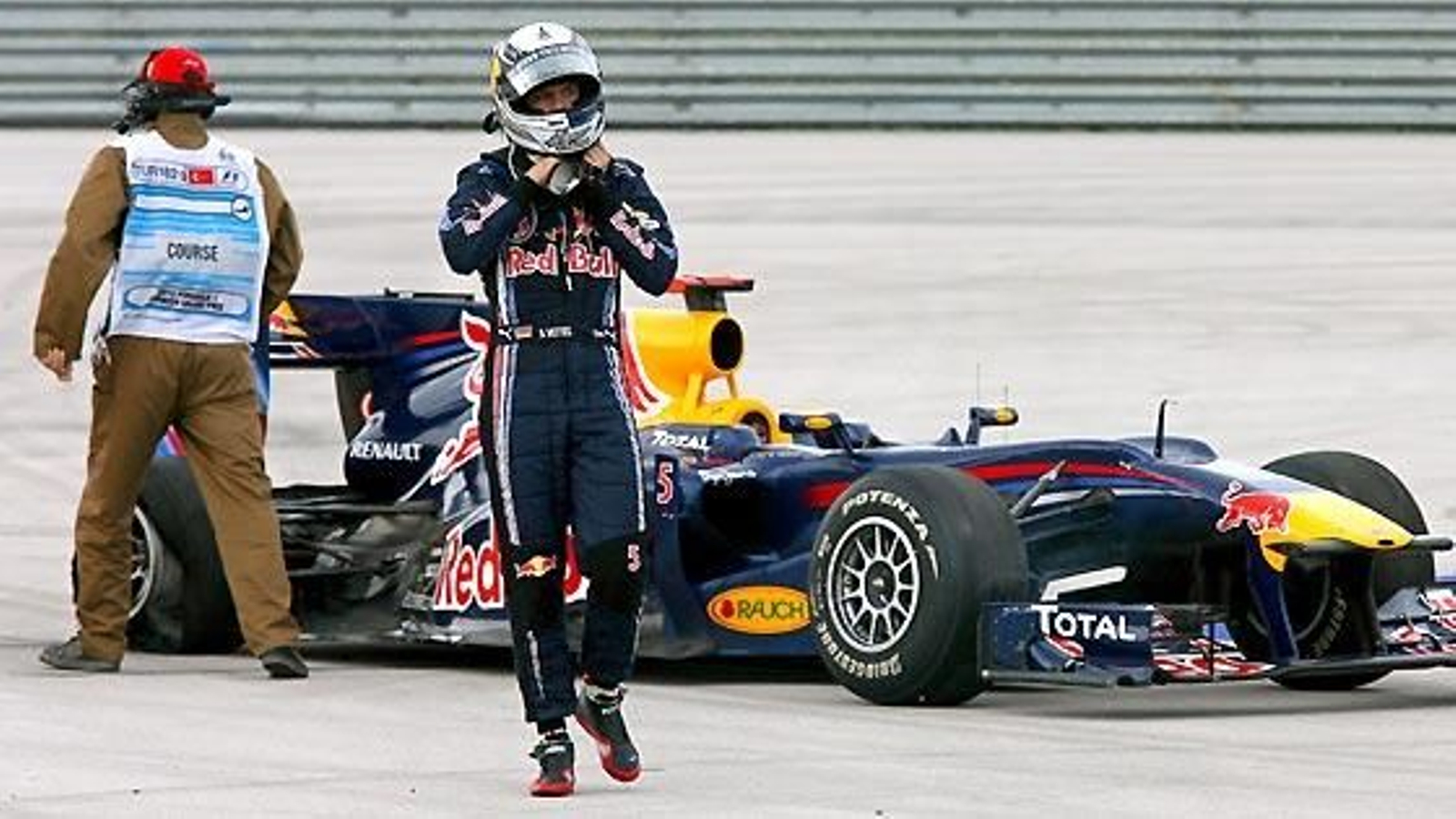 El alemán de Red Bull Sebastian Vettel abandona su monoplaza tras el choque con Mark Webber.

Foto: Reuters / Afp Photo / Efe