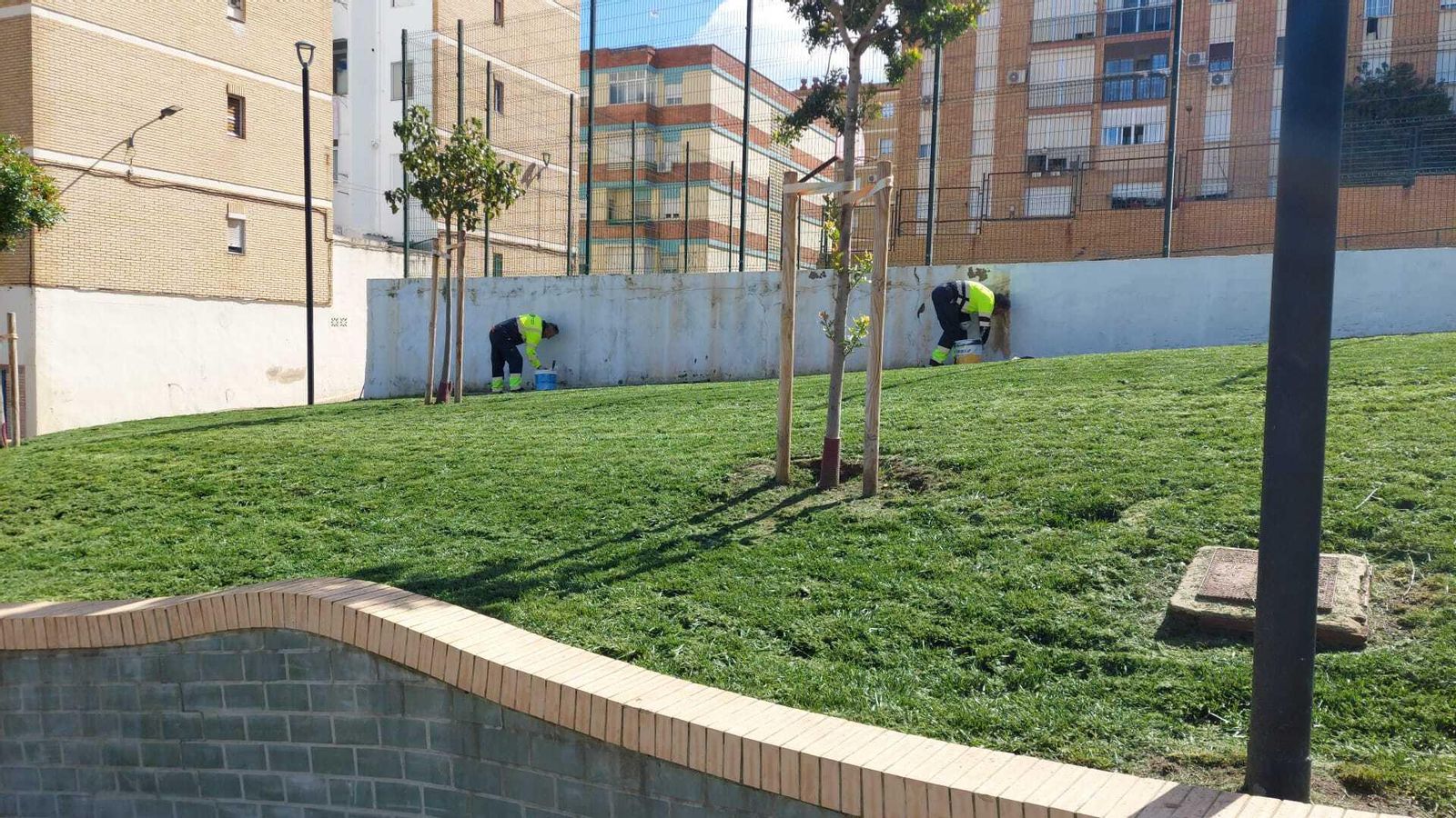 Operarios pintando una de las paredes del centro Ánsares en Huelva.