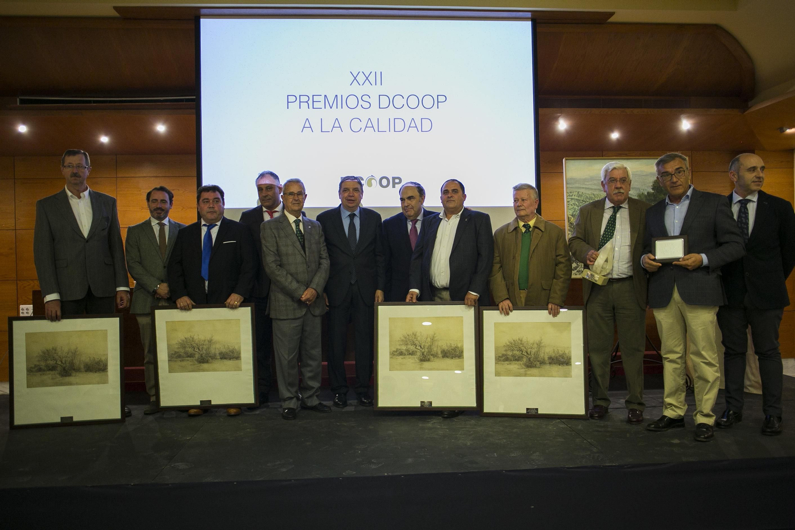 Foto de familia de los premiados por Dcoop junto al ministro de Agricultura, Pesca y Alimentación, Luis Planas.