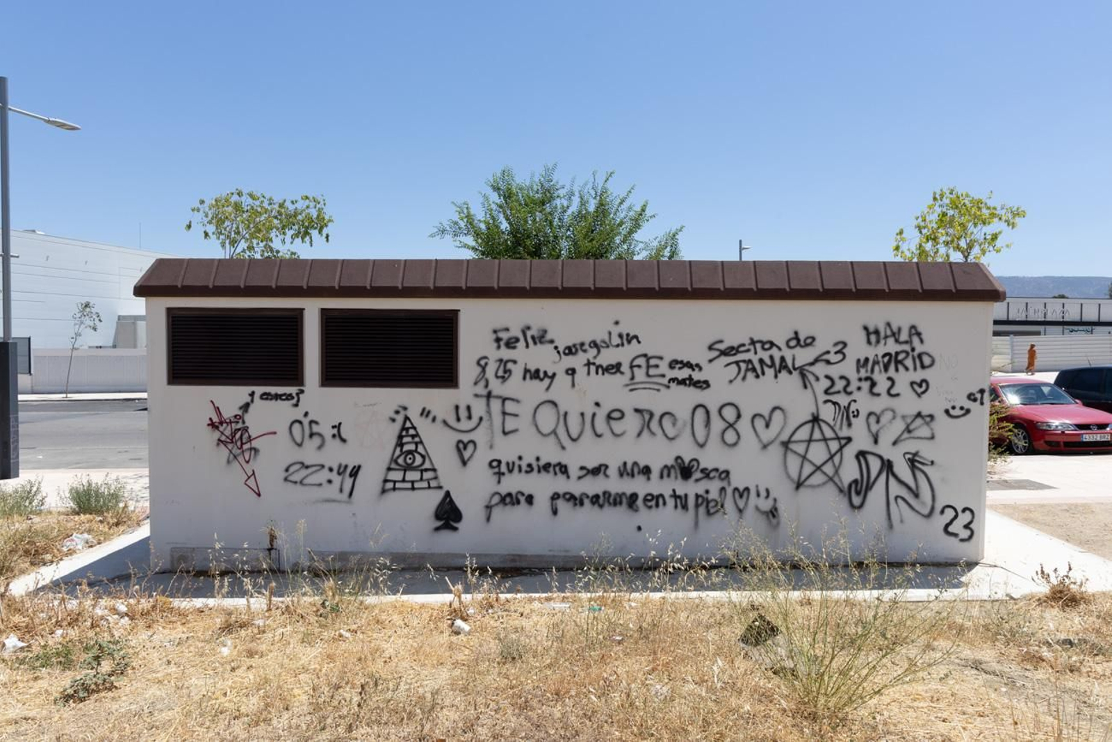 El estado de abandono del parque infantil del Jaén Plaza, en imágenes