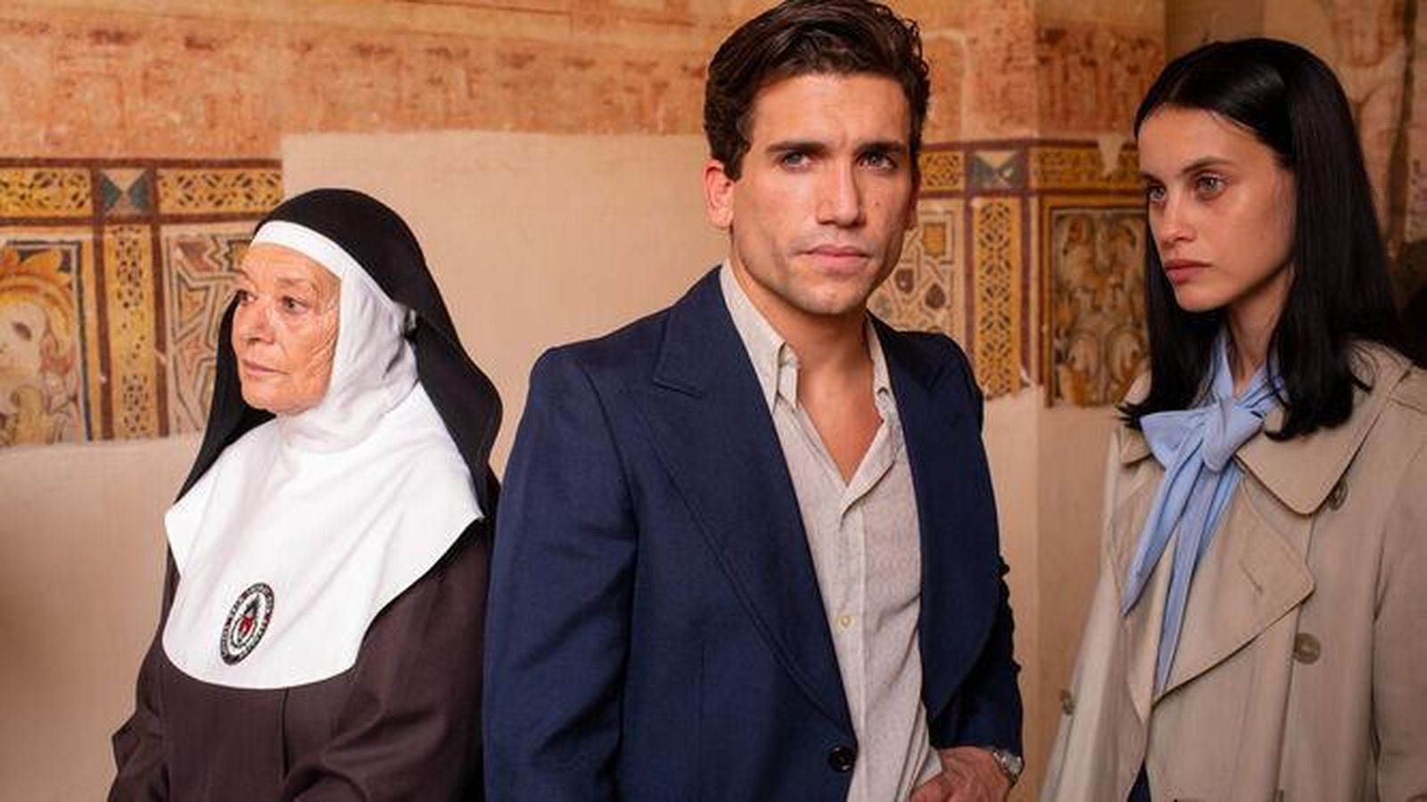 Teresa Rabal en el rodaje sevillano de 'Tin&Tina' con Jaime Lorente y Milena Smit