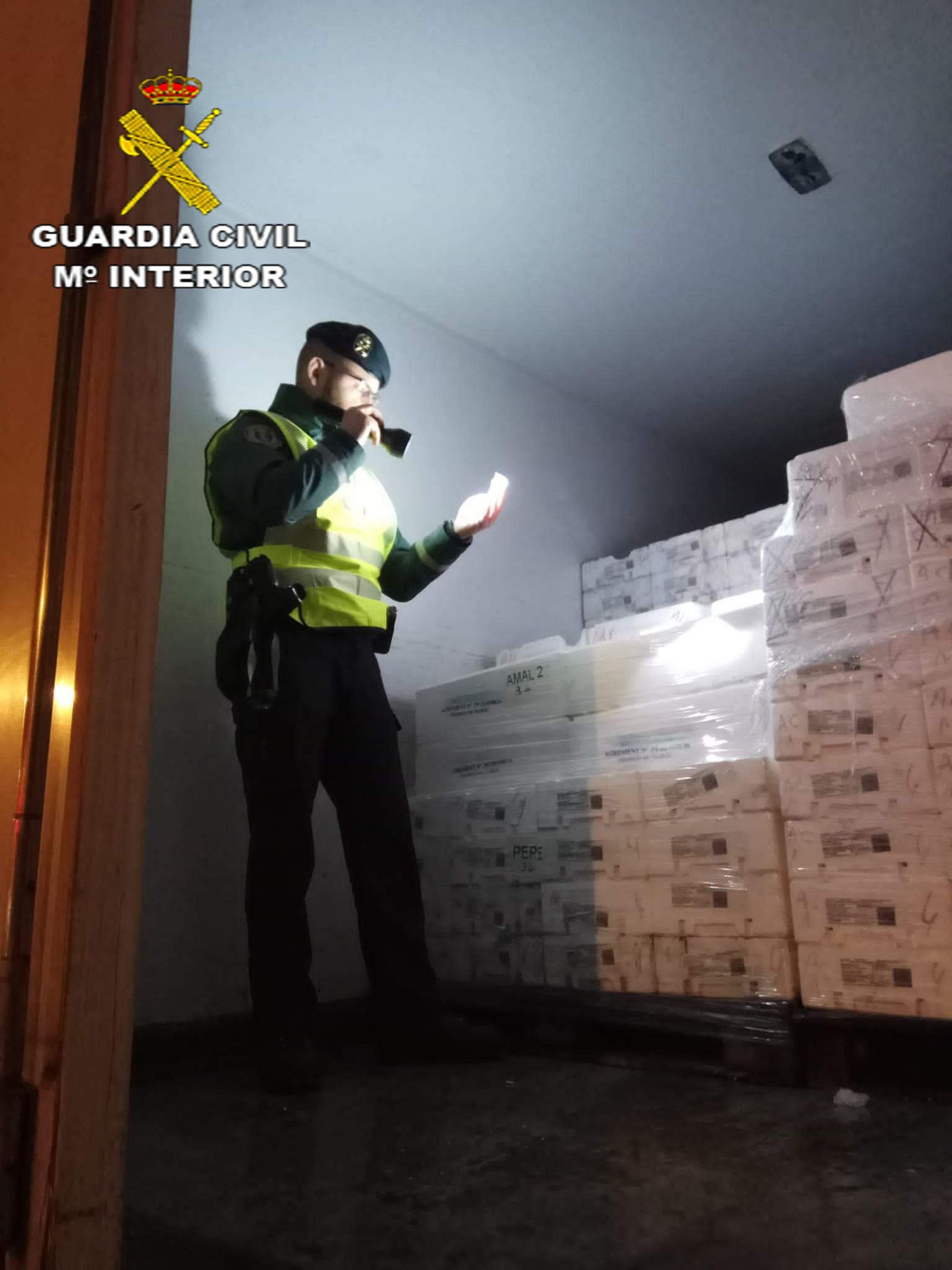 La Guardia Civil mientras intercepta la carga.