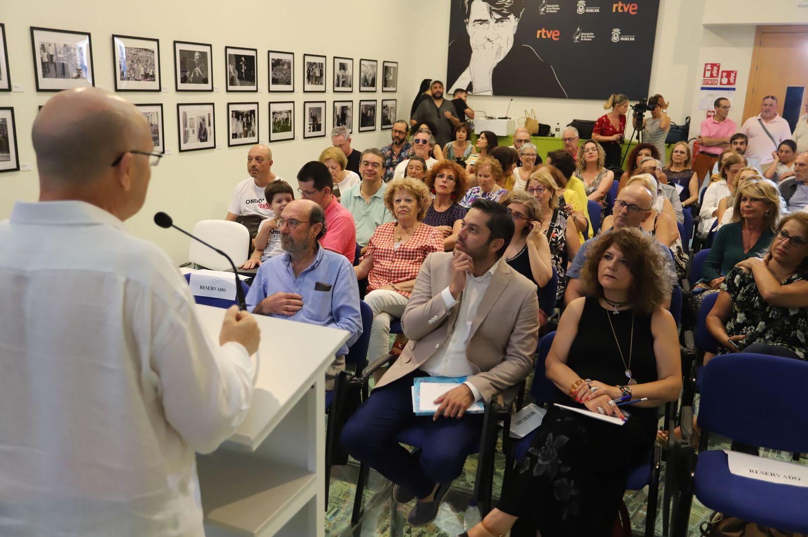 Un momento del encuentro de poetas en el Centro de la Comunicación Jesús Hermida.