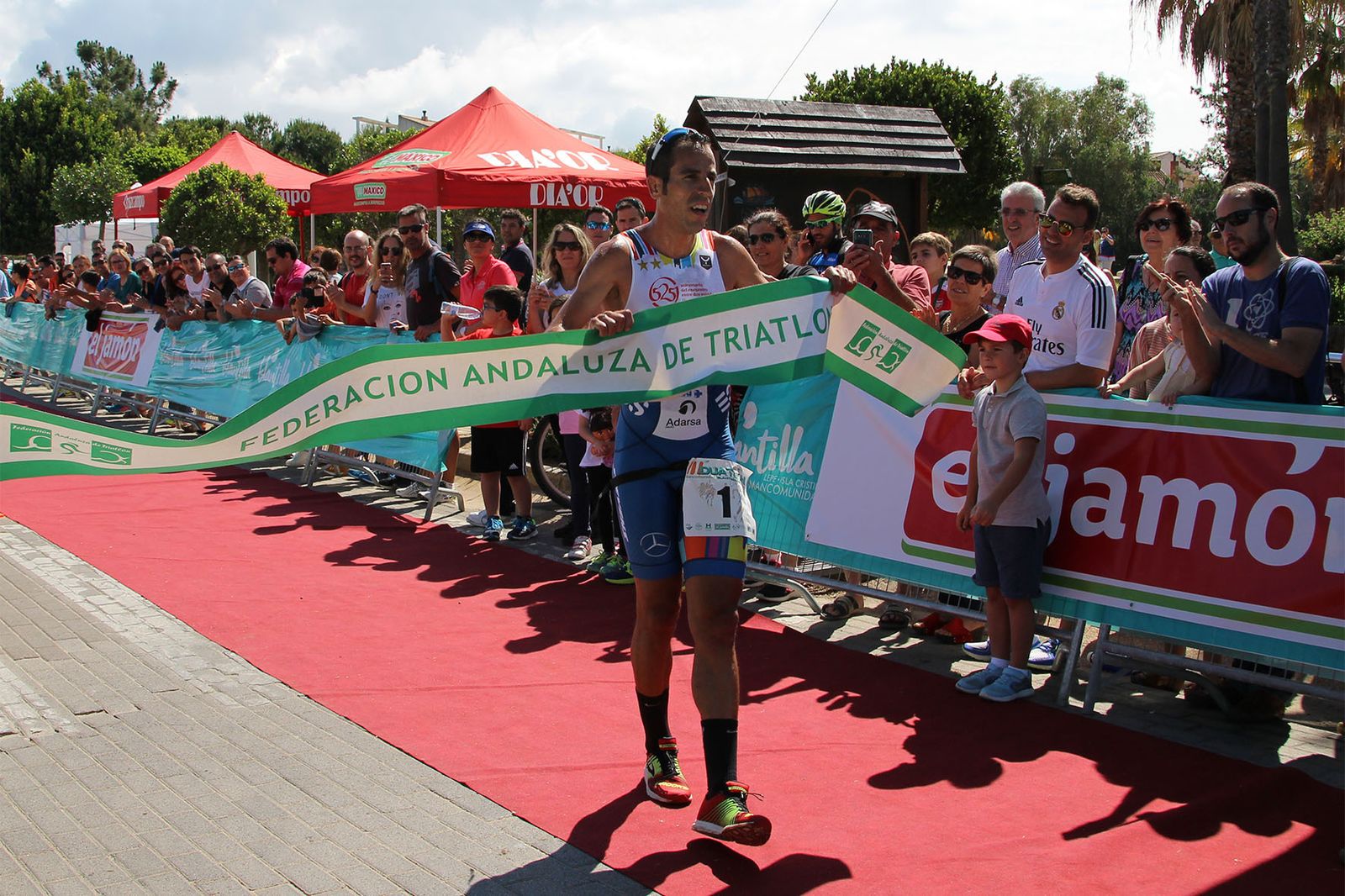Emilio Martín cruza la meta como vencedor en la edición del año pasado.