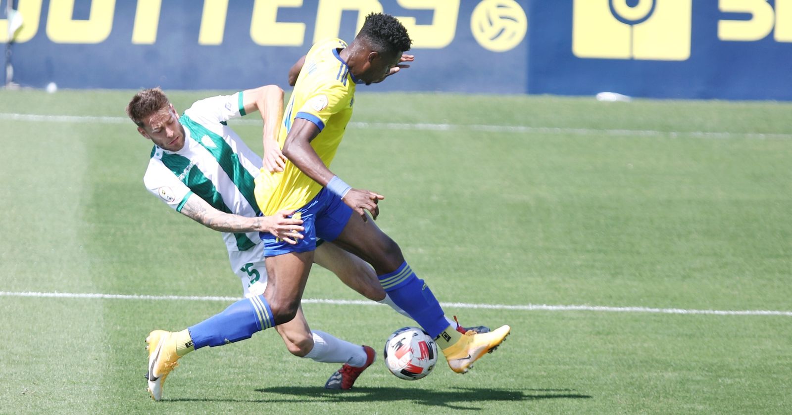 Nahuel intenta robar el balón a Saturday, central del Cádiz B.