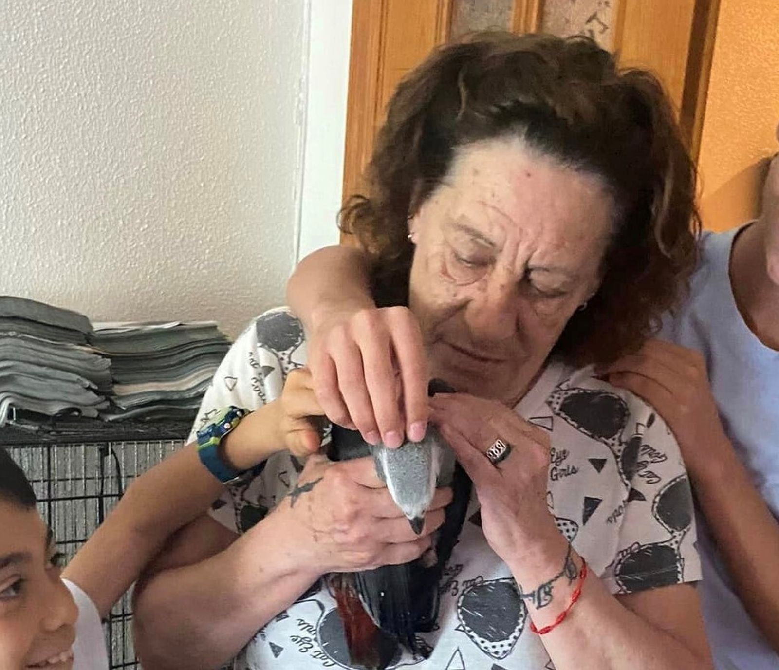 El lorito Yaco, ya en casa después de su inesperada aventura con final feliz