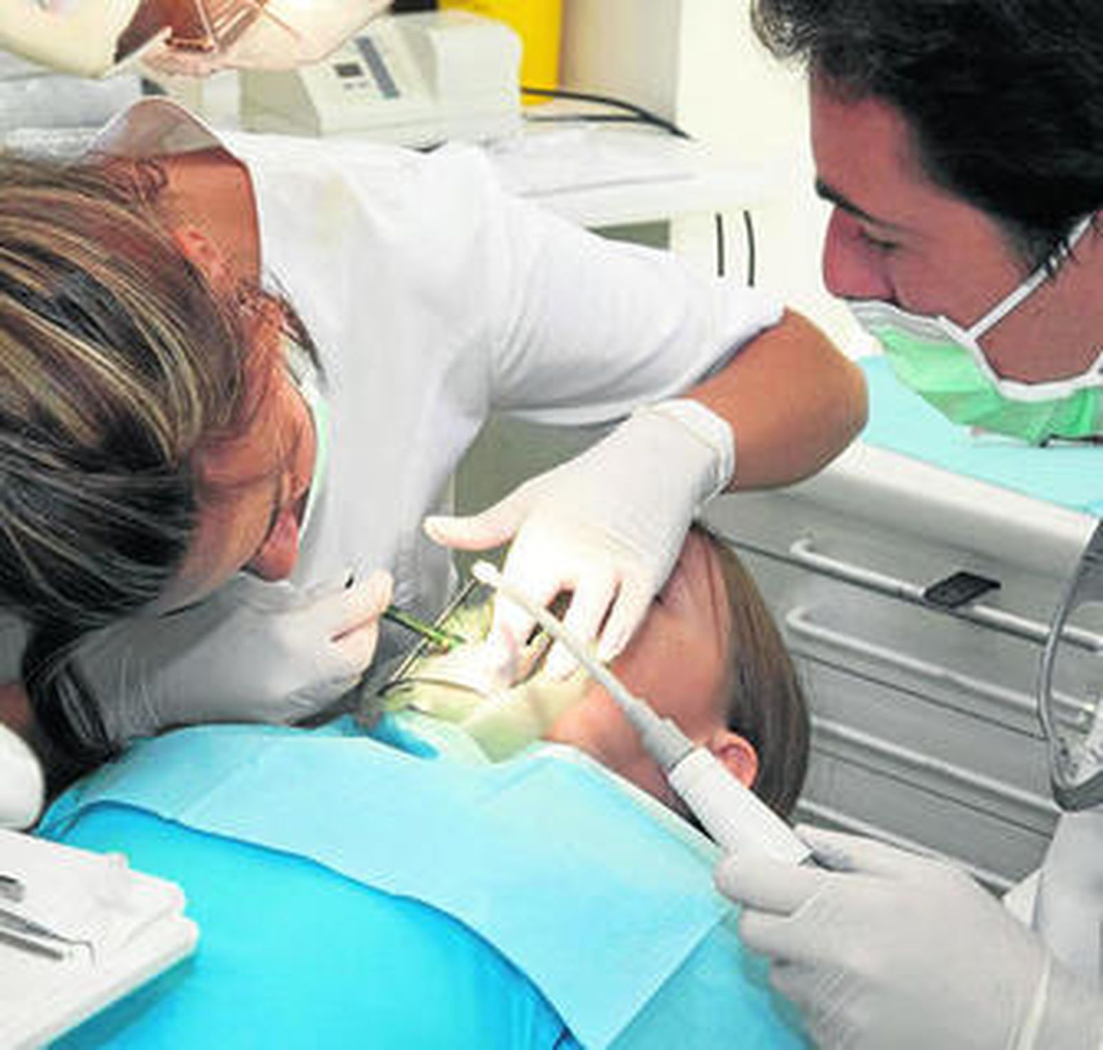 Un niño durante la visita al dentista para revisar que todo está correctamente.