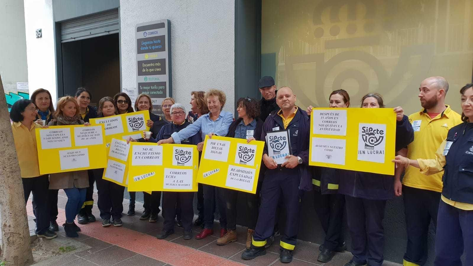 Protesta realizada ayer por trabajadores de Correos.