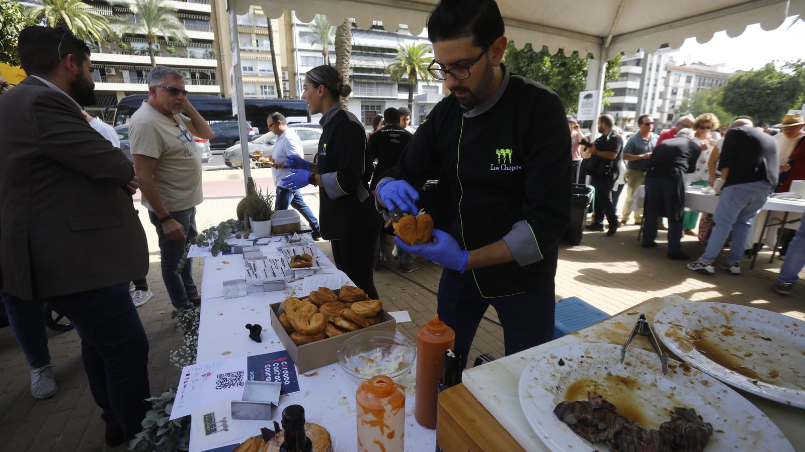 Los Chopos prepara una palmera de hojaldre y lomo alto, su tapa del Córdoba Califato Gourmet.