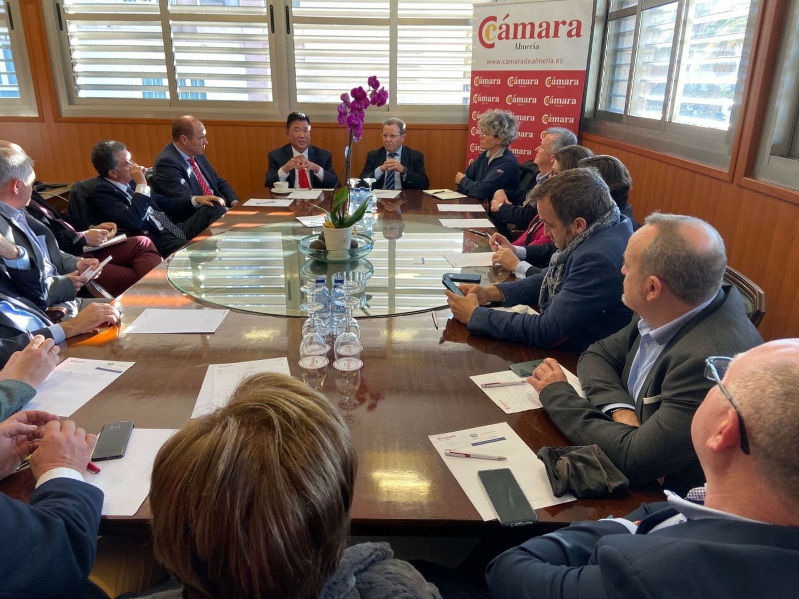 En el centro, el presidente de la Cámara de Comercio de EEUU y Camacol, José L. Chi, junto al presidente de la Cámara de Comercio de Almería, Jerónimo Parra.