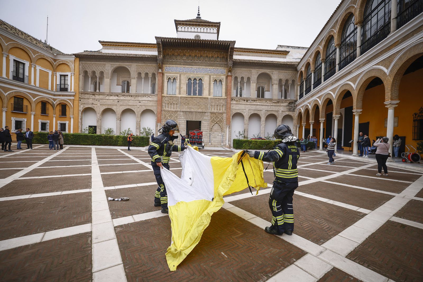 Las imágenes del simulacro de incendio en el Alcázar de Sevilla