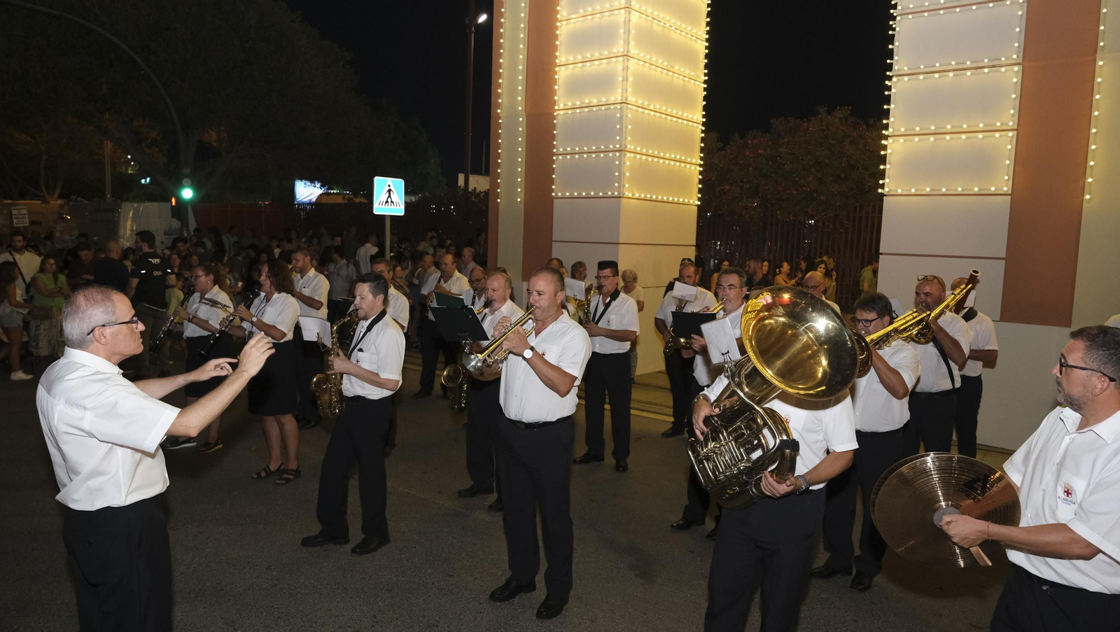 El pregón de la Feria de Almería 2025 y el encendido de la portada, en imágenes