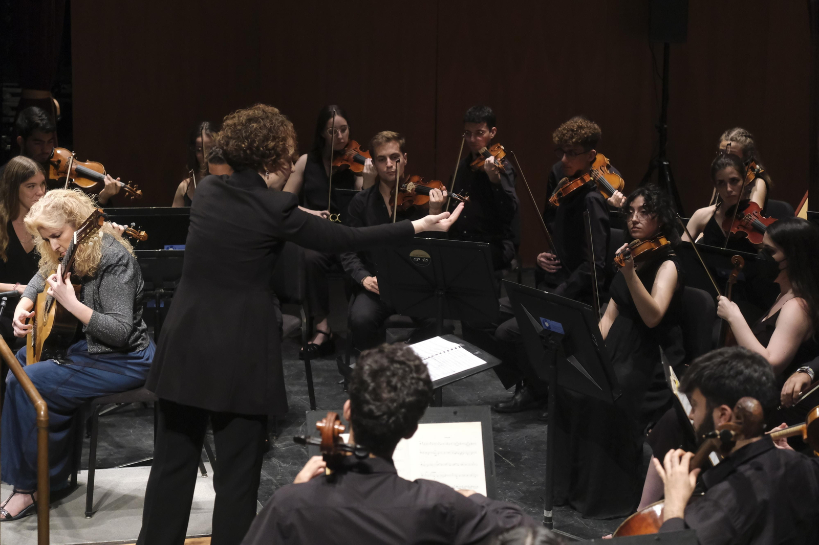 El concierto de la Orquesta Joven de Andalucía y María Esther Guzmán en el Festival de la Guitarra de Córdoba, en imágenes