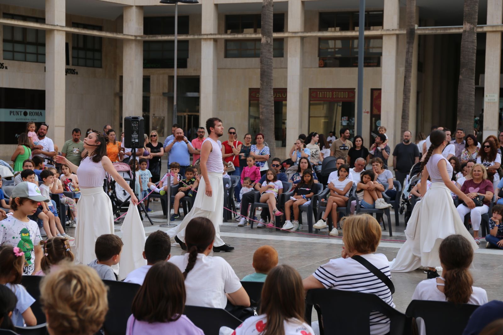 La plaza Mayor fue testigo de la jornada del teatro en la calle con grandes grupos.