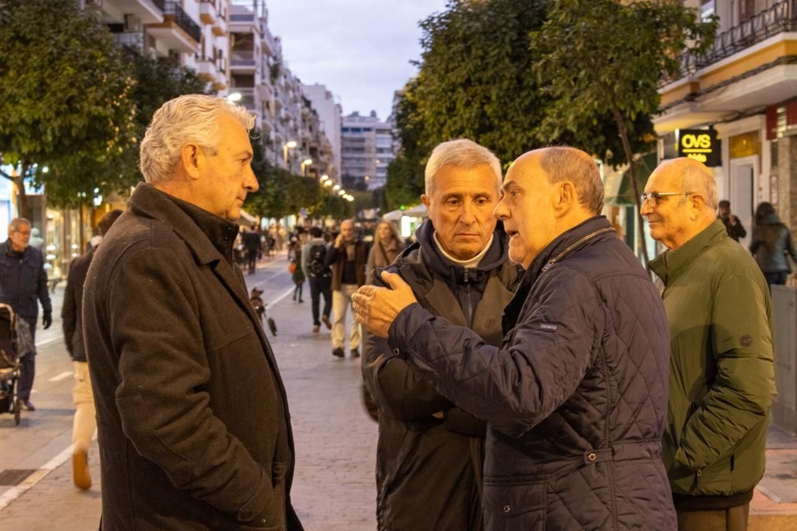 Aumesquet habla con vecinos de la calle Asunción, la vía comercial por excelencia de Los Remedios.
