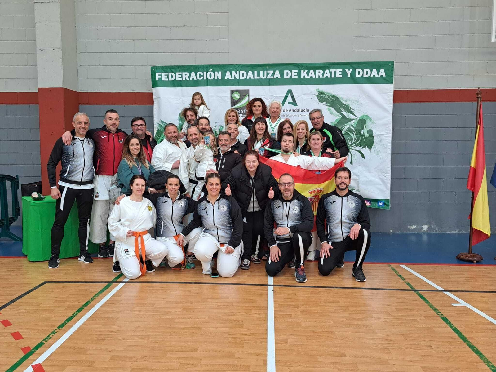 Los integrantes del Club Dakenti posan juntos tras su buena actuación en Morón.