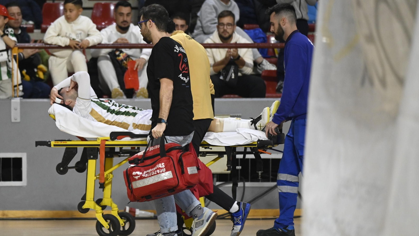 Nacho Gómez es retirado en camilla de Vista Alegre tras su grave lesión con el Córdoba Futsal.