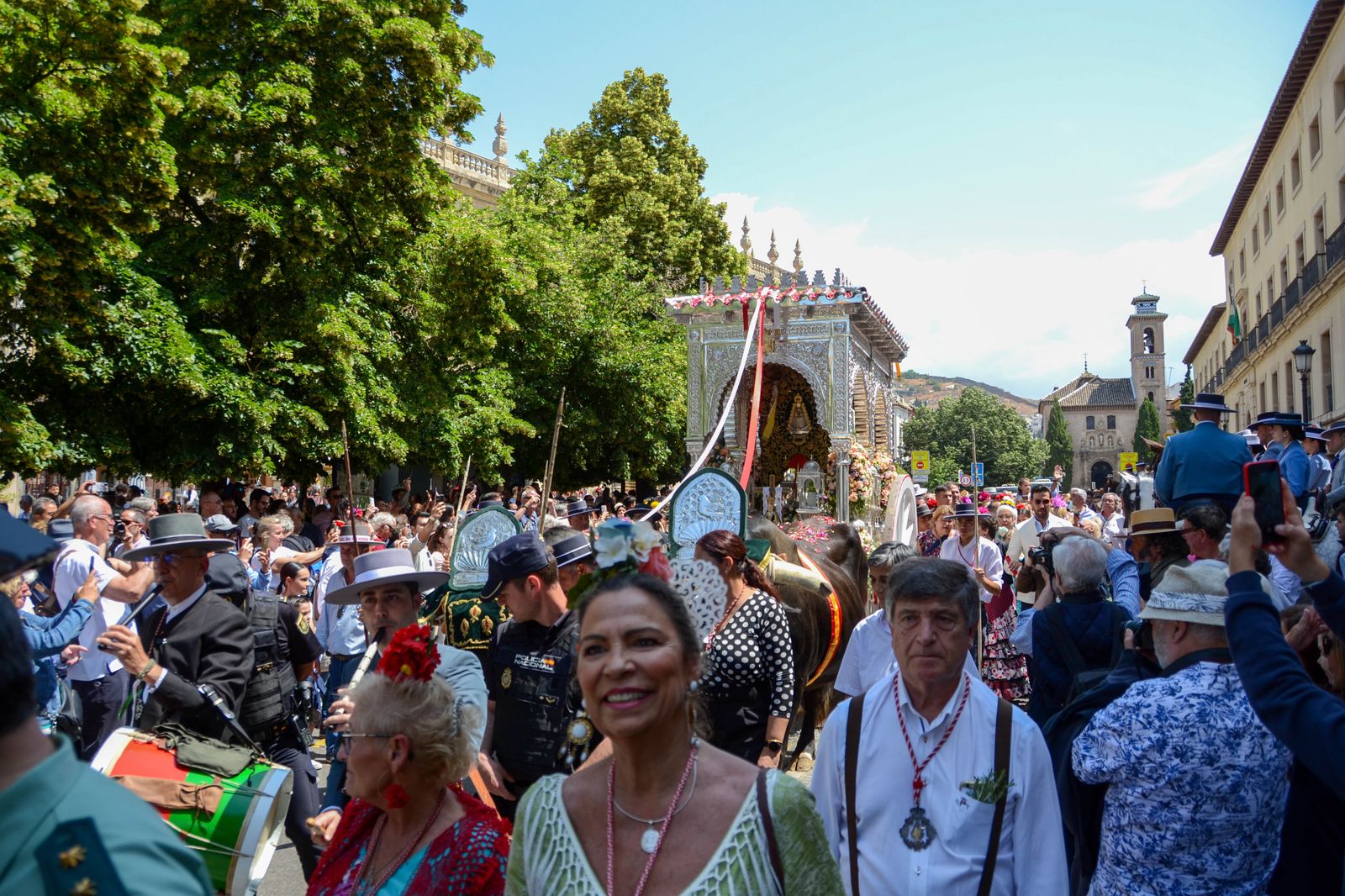 La salida de la Hermandad del Rocío de Granada, en imágenes