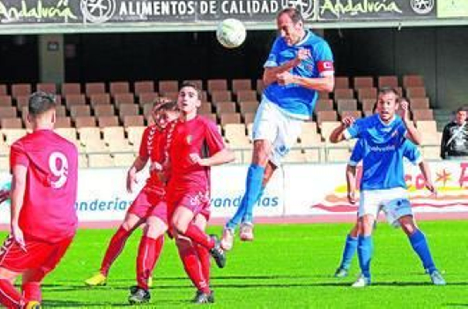 Romerito remata de cabeza en un lance del partido de ayer en Chapín.