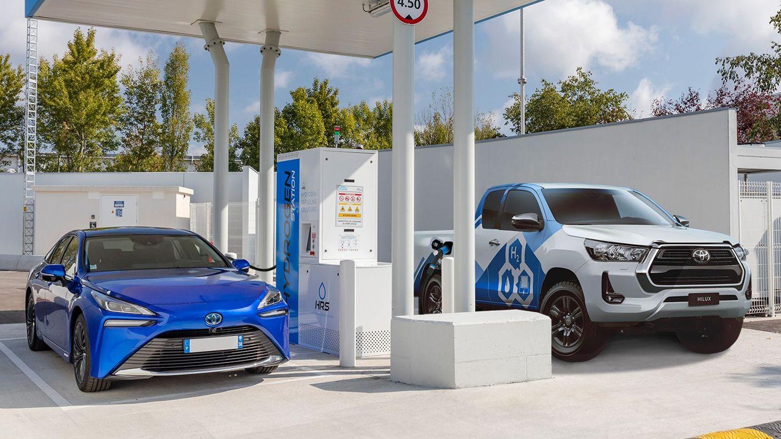 El problema para los coches con pilas de combustibles alimentadas por hidrógeno es que si la procedencia de éste es del gas natural no se consiguen los efectos deseados en cuanto a reducción de gases de efecto invernadero.