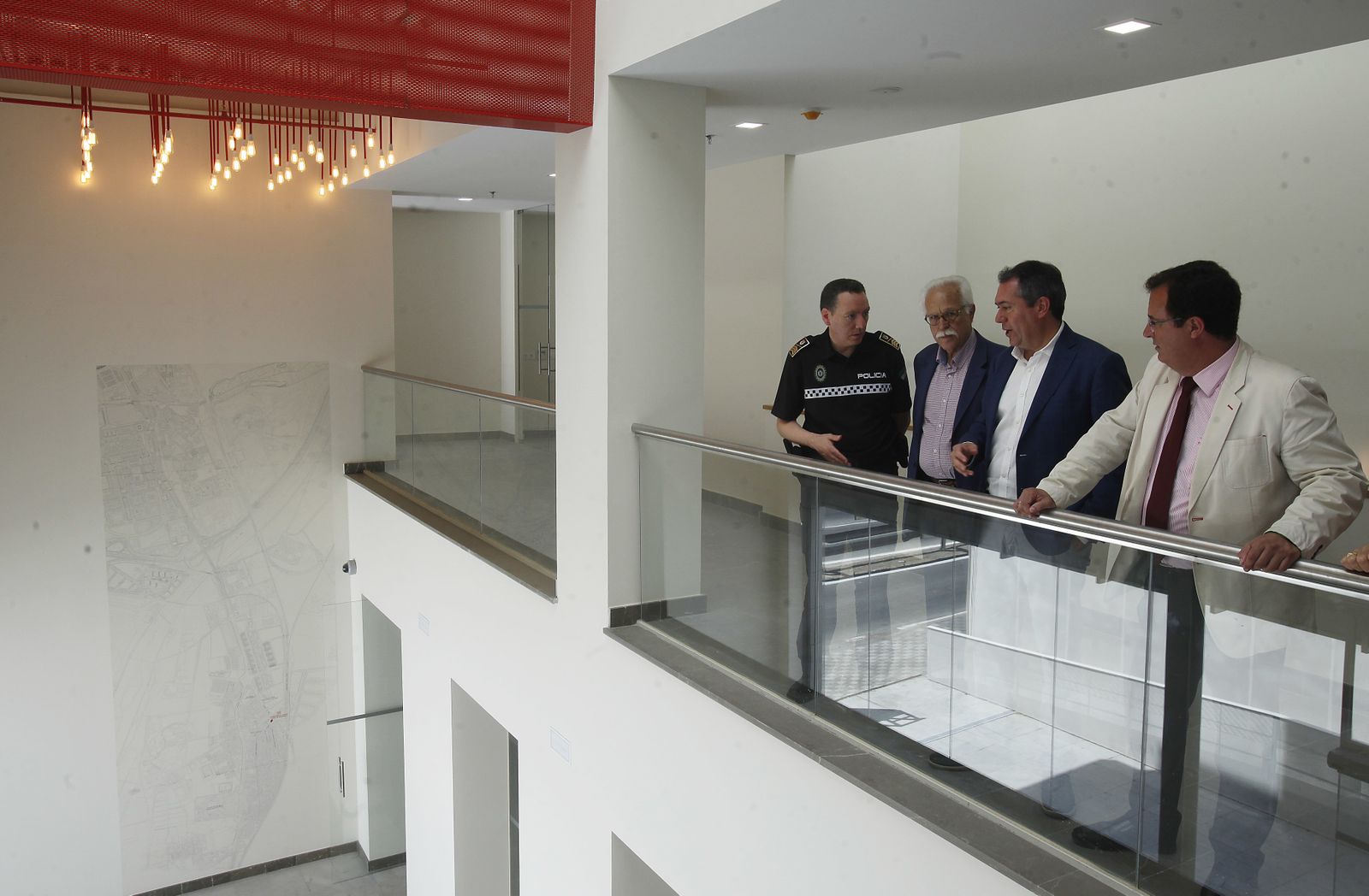 Joaquín Castillo, Juan Espadas y Juan Carlos Cabrera, en la visita a la comisaría de Bellavista.