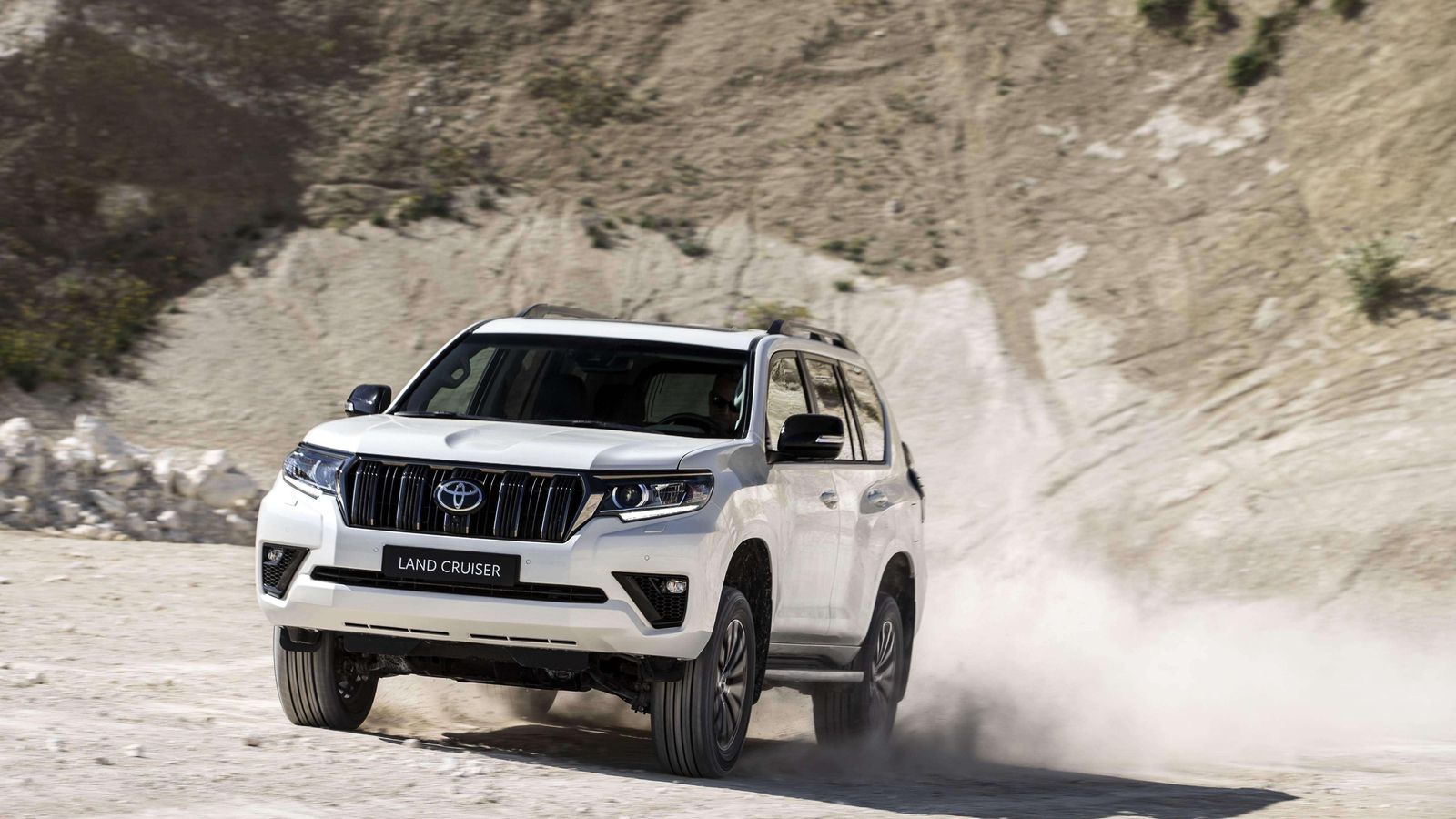 El Toyota Land Cruiser explora su lado oscuro