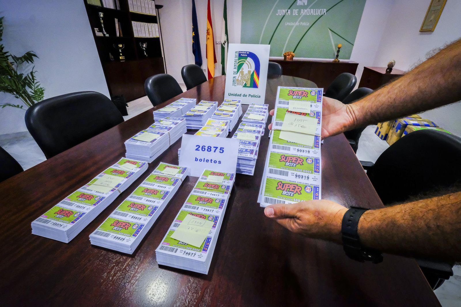 Los tacos de billetes de lotería ilegal incautados por los agentes de la Policía andaluza.