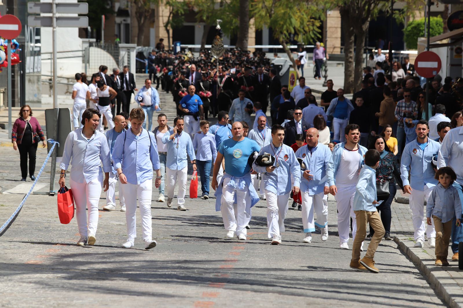 Imágenes del recorrido de la Borriquita  por las calles de Huelva