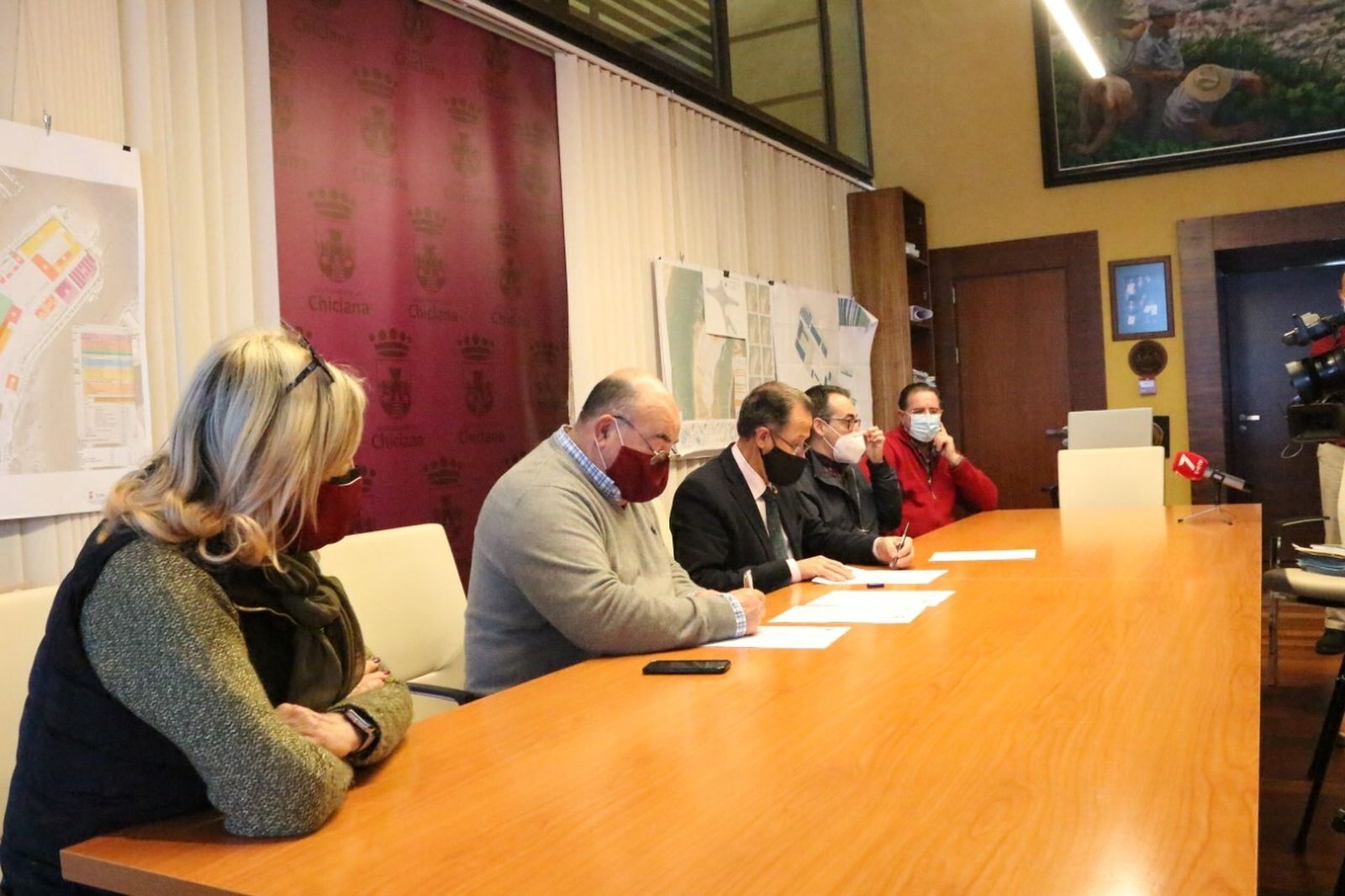 Momento de la firma del acuerdo entre el Consistorio y la Asociación de Reyes Magos.