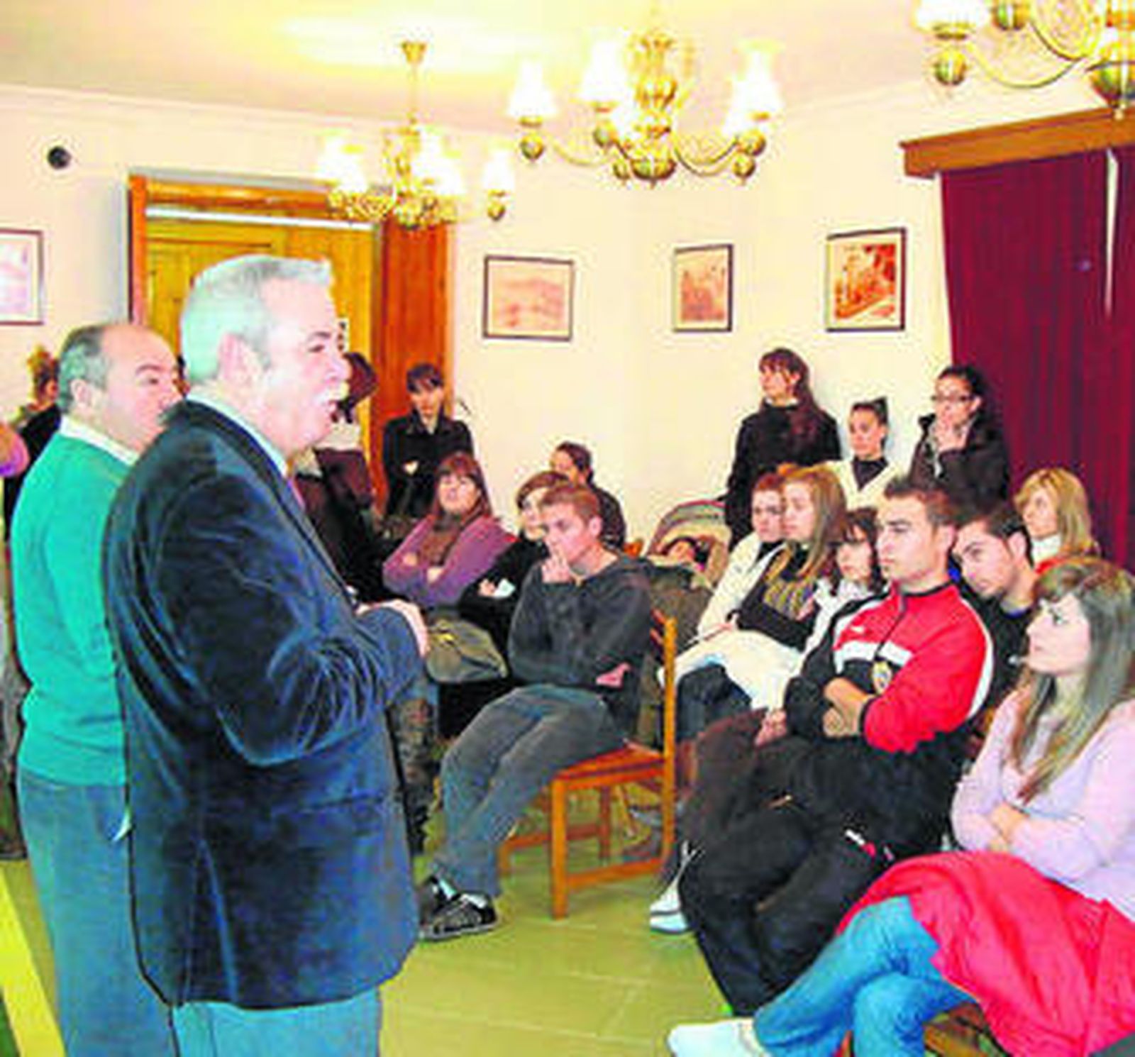 El alcalde de Tabernas, Antonio Úbeda, con Luis Caparrós.