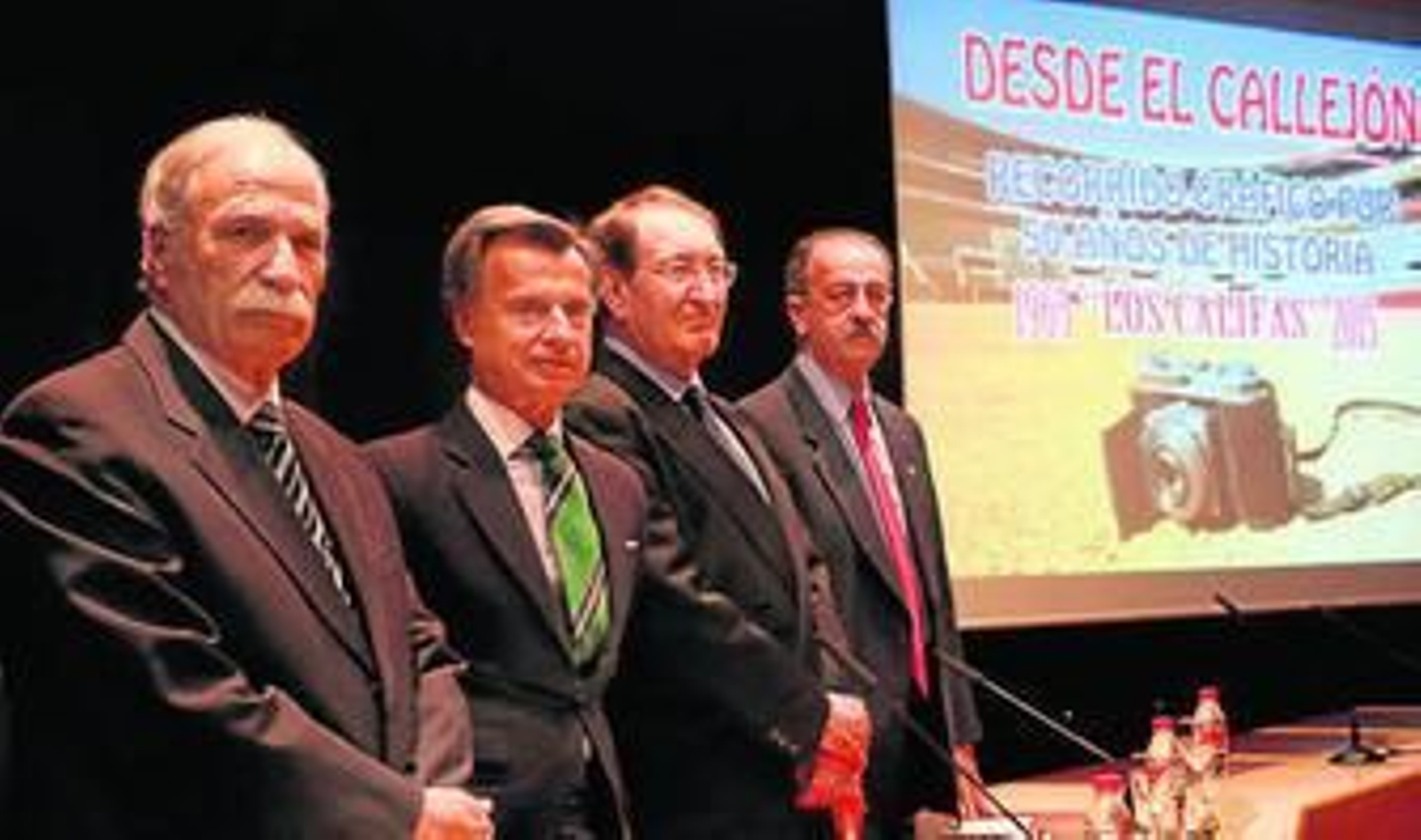 Ladis (izda.) junto al presentador y organizadores de la charla.