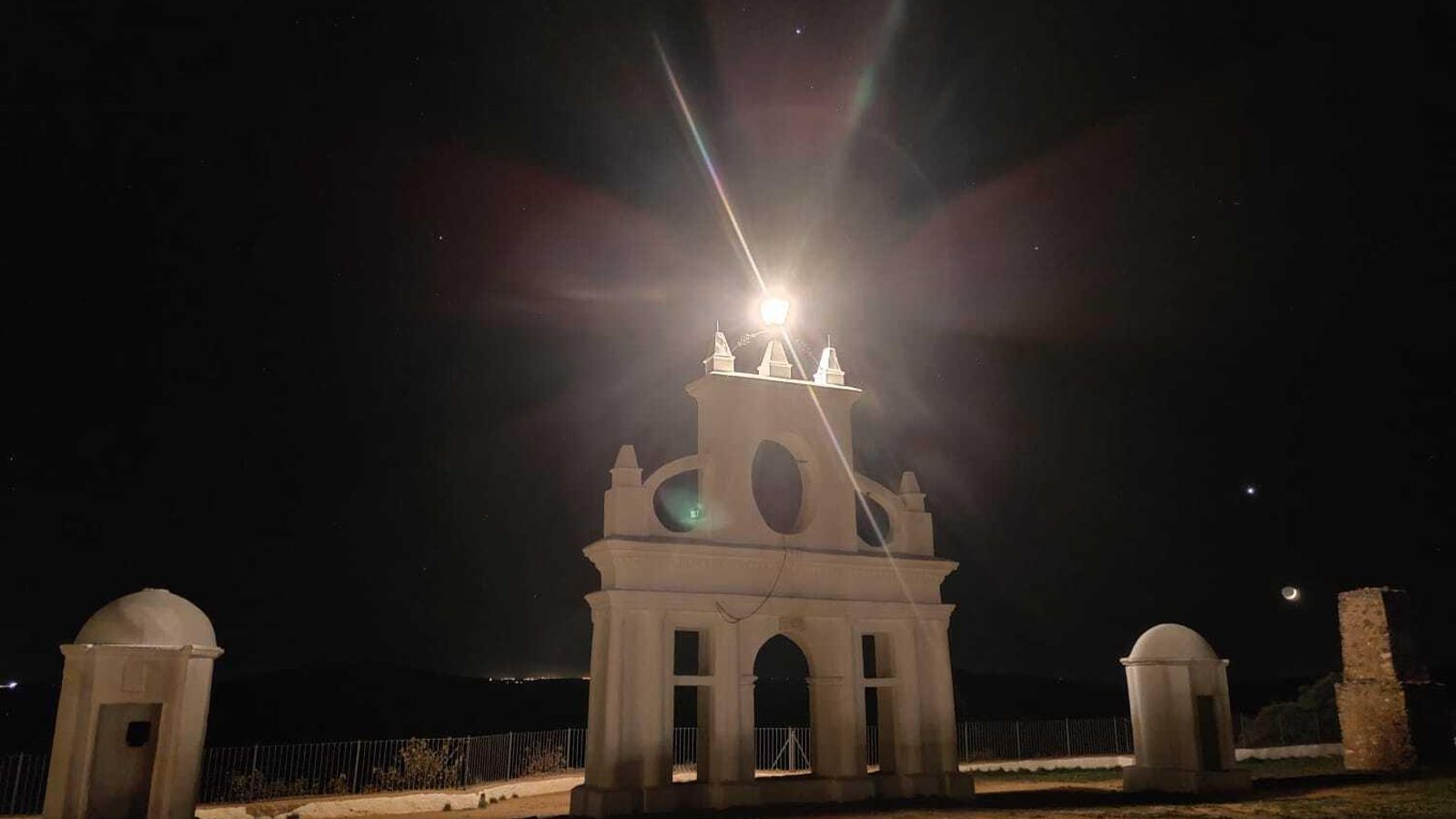 Peña de Arias Montano de noche en Alájar