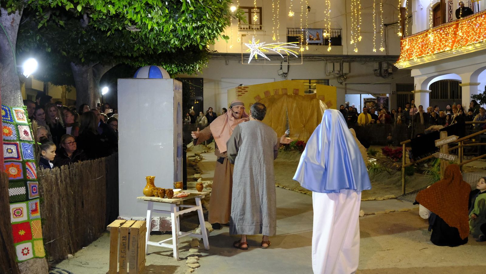 El Belén viviente de Gádor abarrota de público la plaza del pueblo, en imágenes