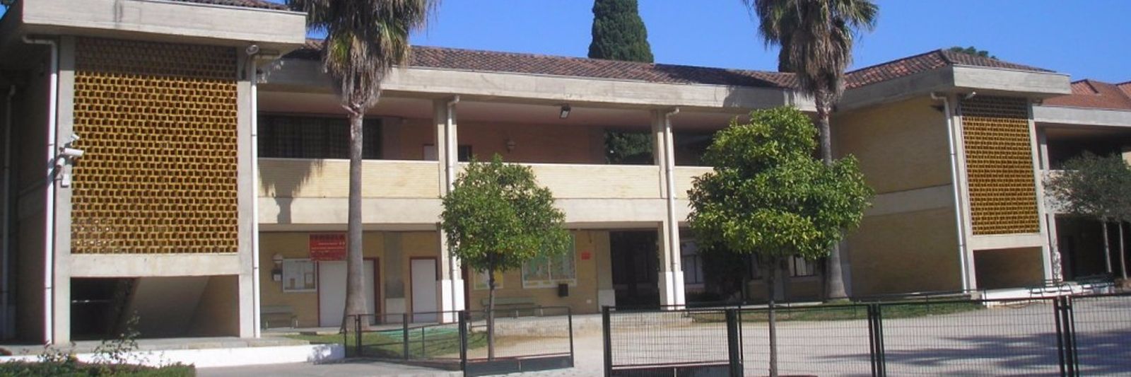 Fachada del colegio 'El Cuco' donde hay dos aulas de Infantil confinadas por positivos.