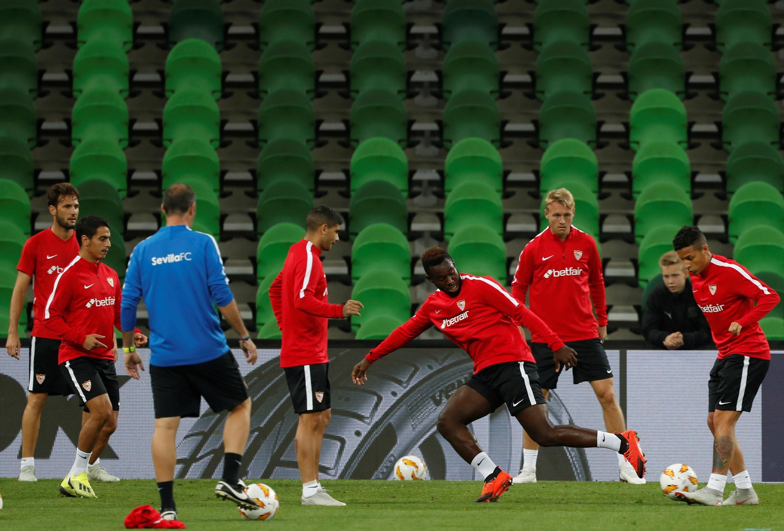 Gnagnon intenta arrebatar la pelota a Arana en un rondo ante Banega.