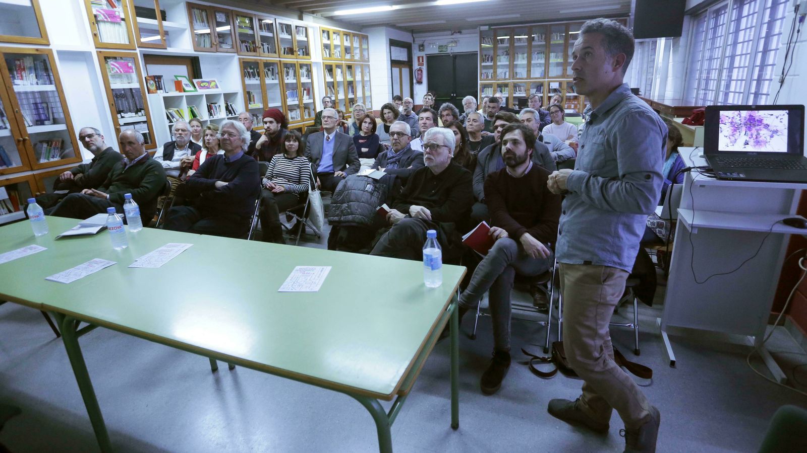 Manu Calvo en un momento de su conferencia en el IES Punta del Verde.