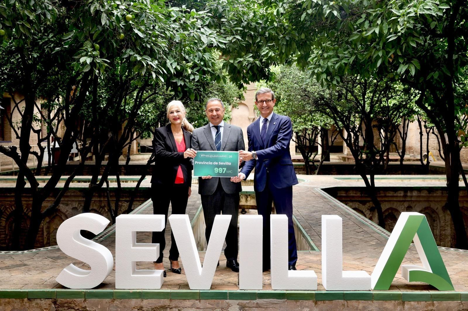 La consejera Patricia del Pozo, el delegado de la Junta en Sevilla Ricardo Sánchez y el consejero Jorge Paradela tras la presentación de los presupuestos de Sevilla para 2026.