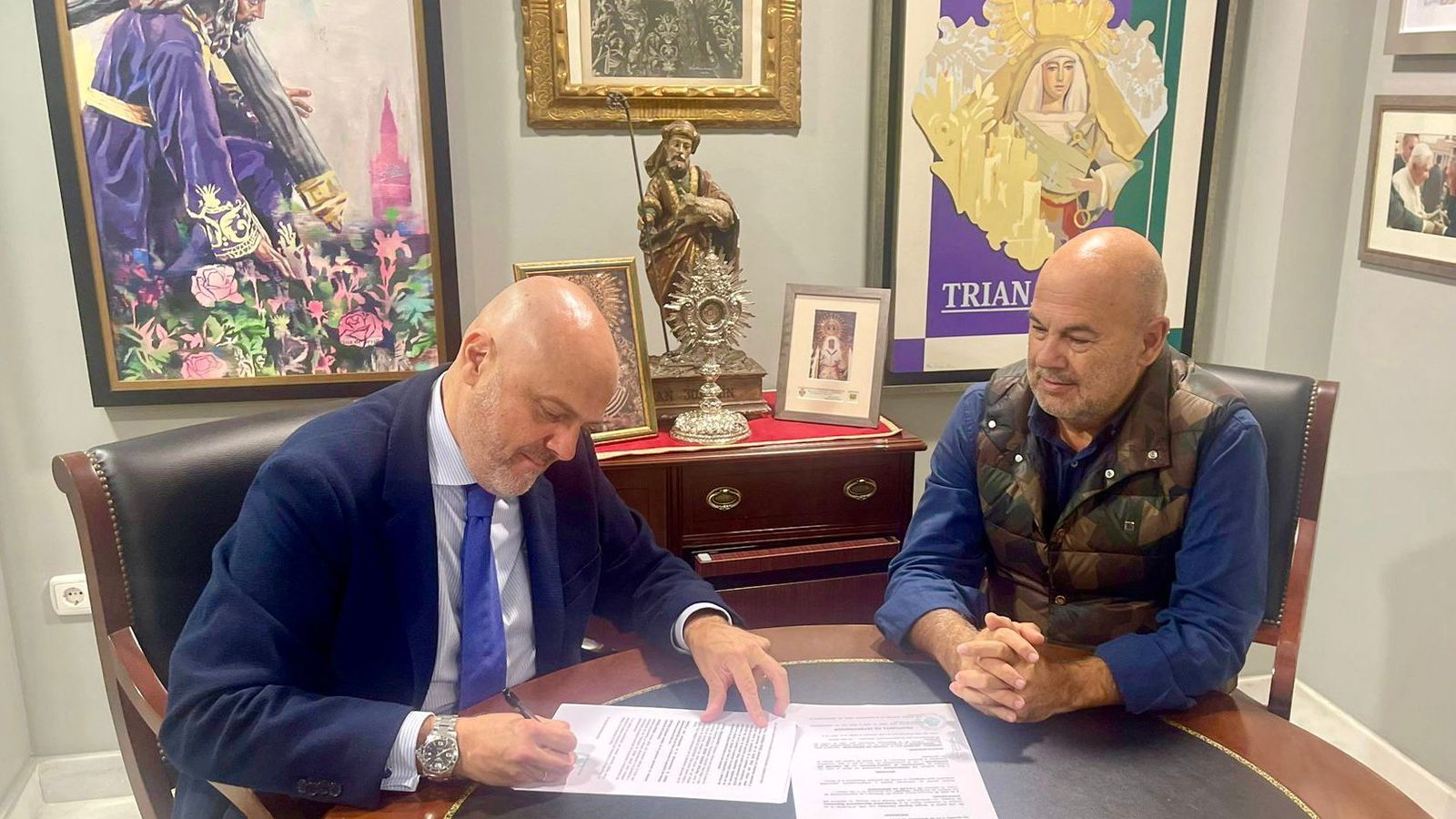 Firma del contrato entre el hermano mayor, Sergio Sopeña, y el bordador Francisco Carrera, Paquili.