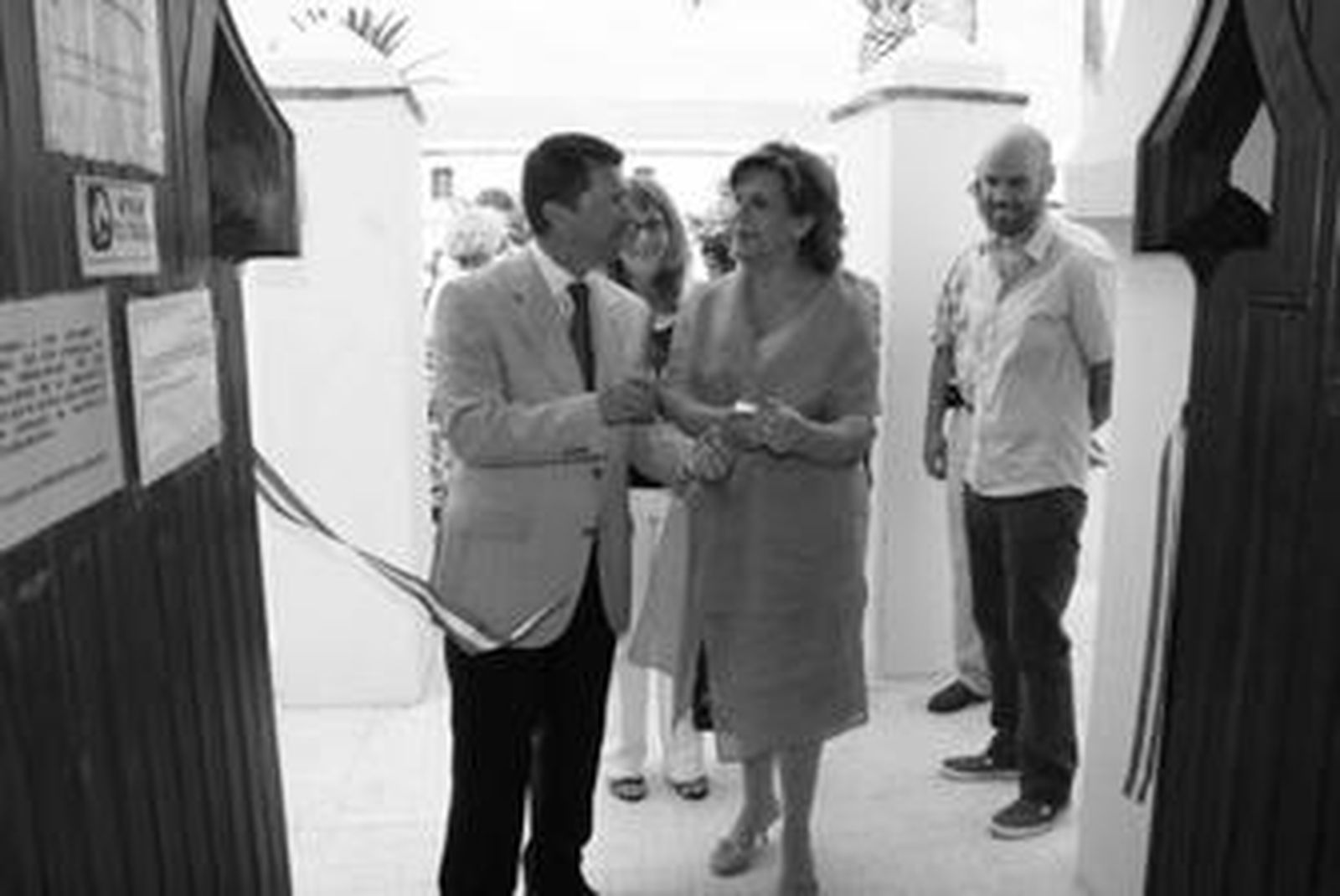 Rosa Torres corta la cinta ante la presencia de Miguel Manella, Javier Mohedano y Yolanda Peinado, ayer.