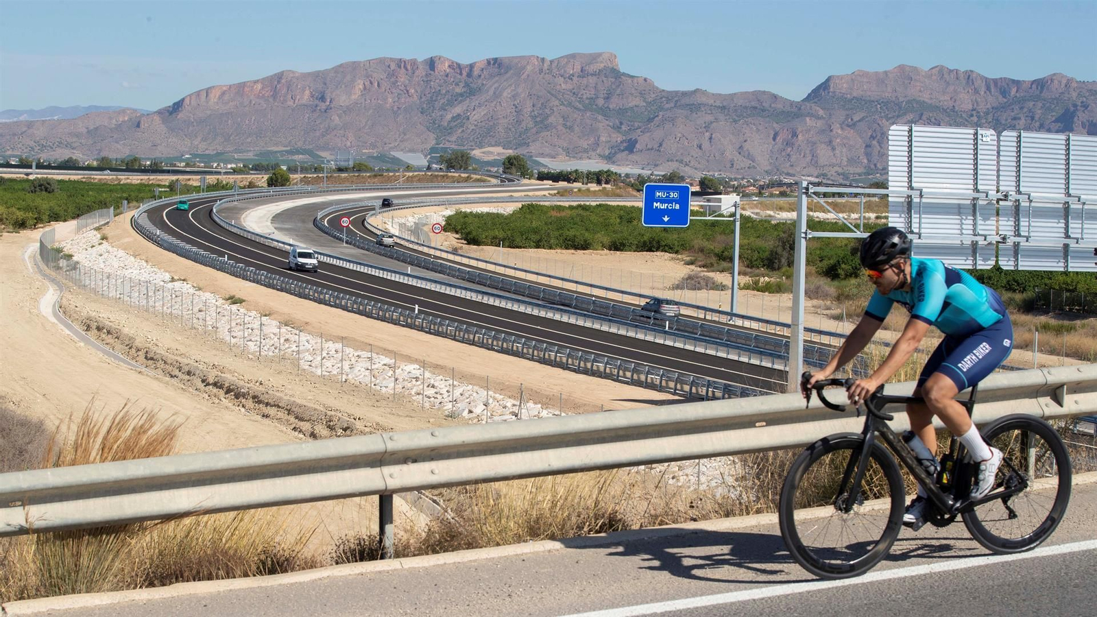 Un ciclista por el arcén de una carretera