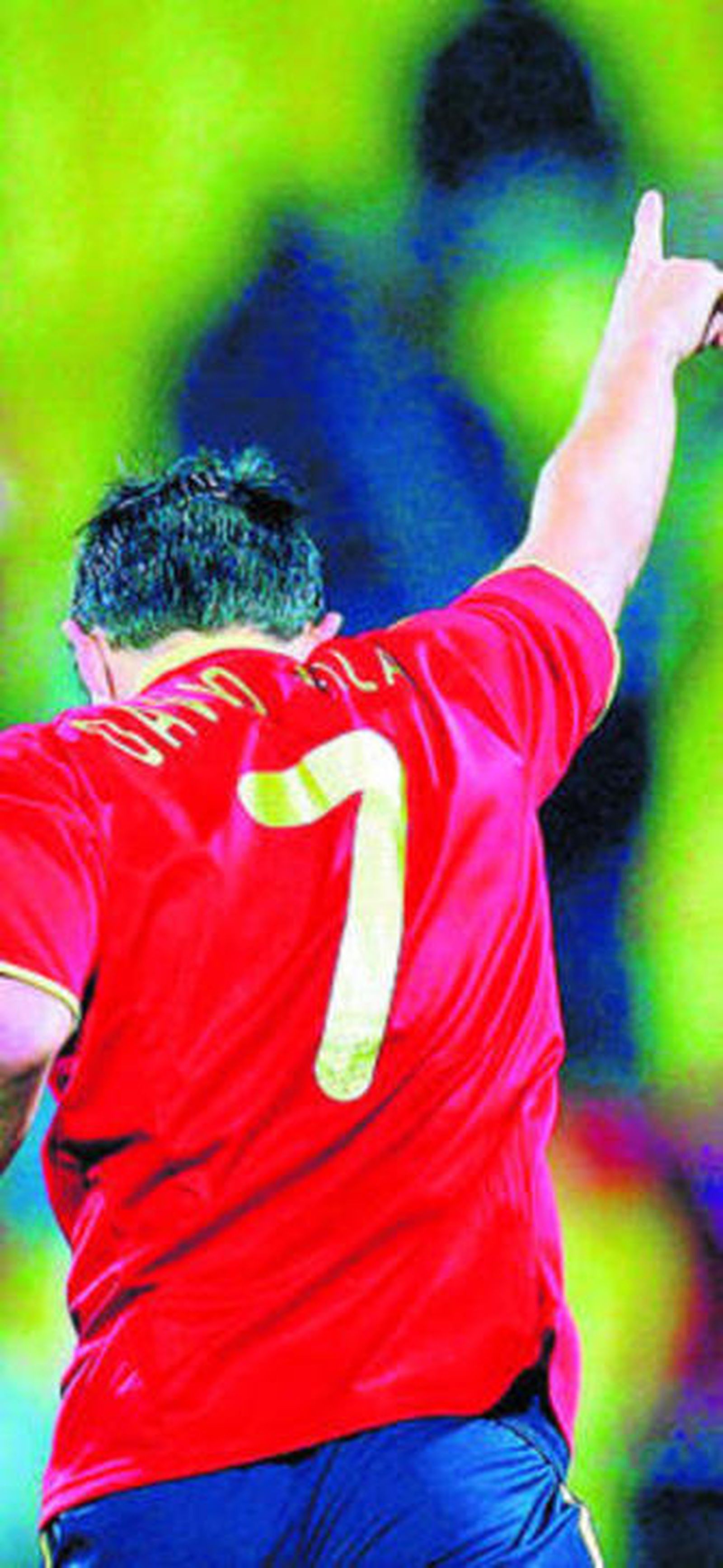 David Villa celebra un gol con la selección.