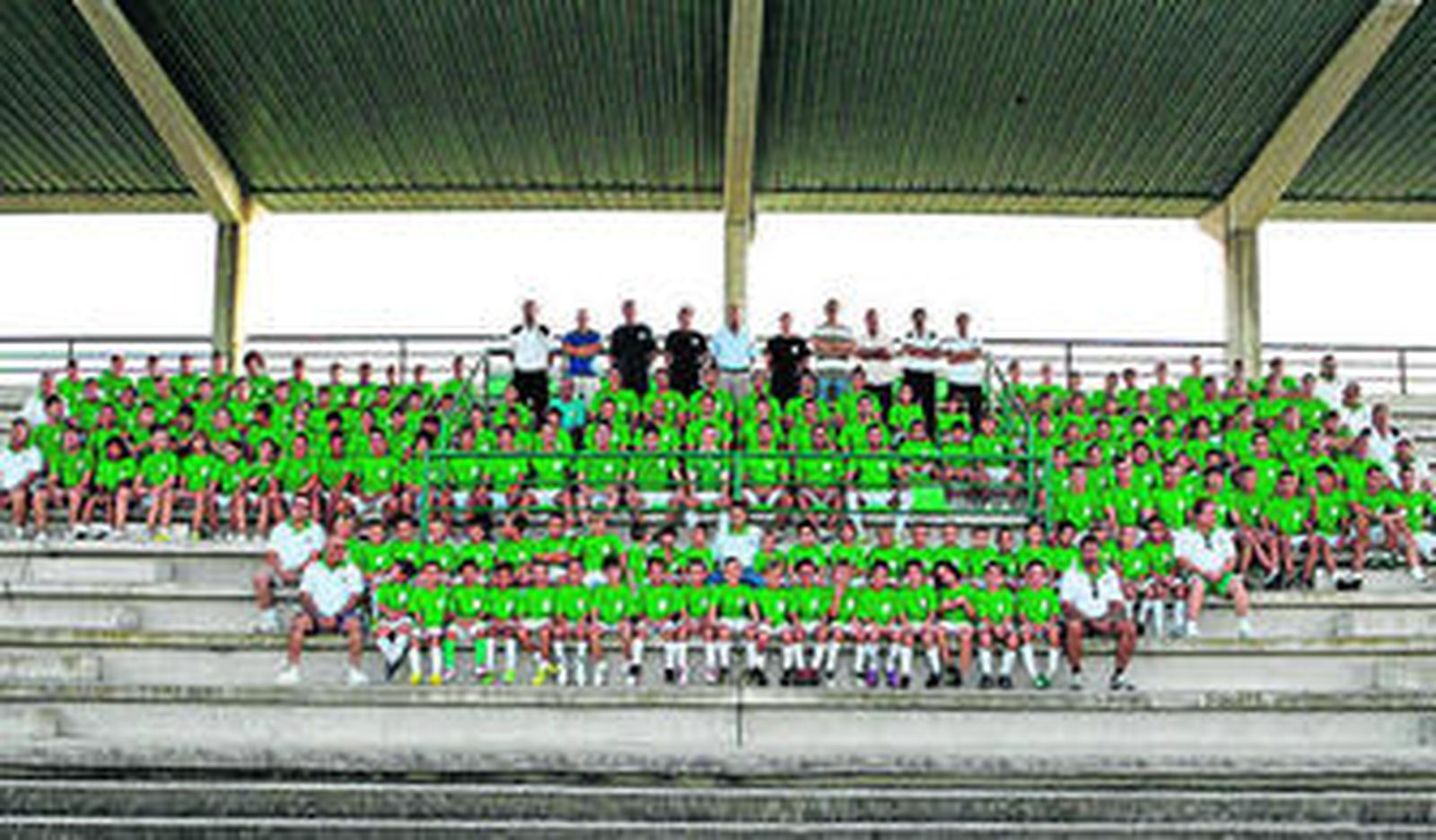 El primer equipo y toda la cantera durante su presentación este jueves en el Navarro Flores.