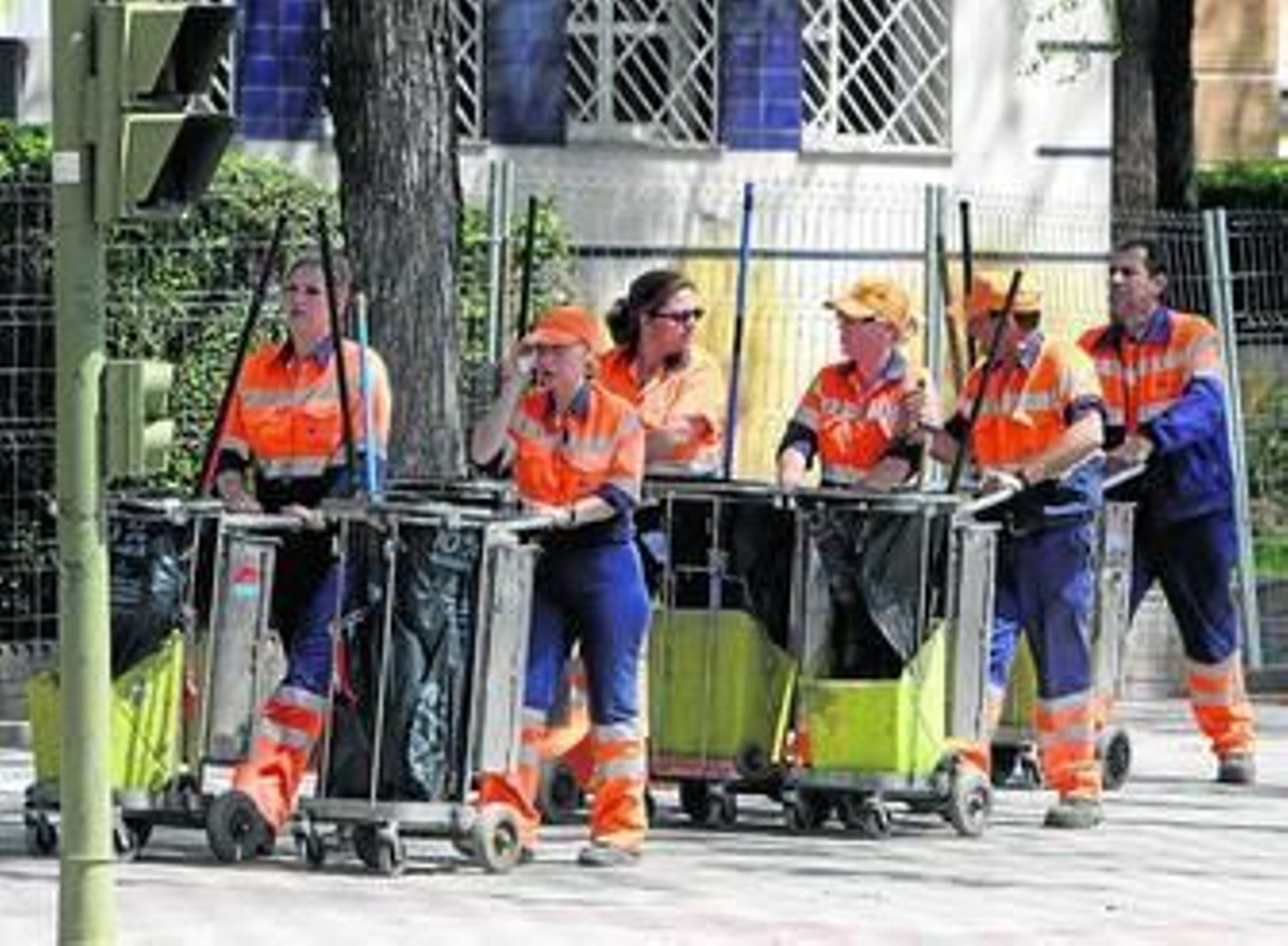 Trabajadores de Lipasam en plena jornada laboral por las calles de la ciudad.