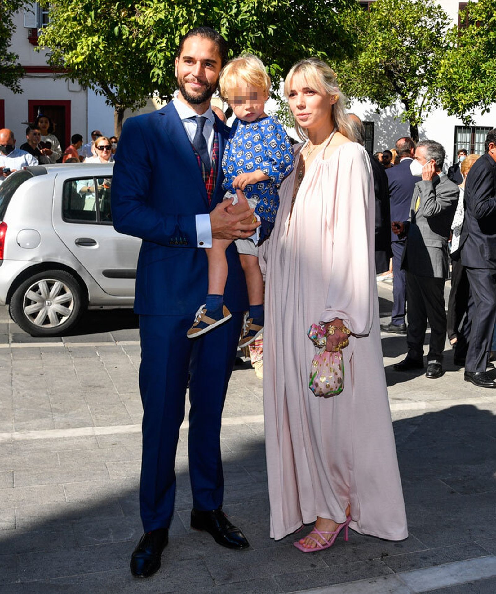 Lulu Figueroa-Domecq, prima de la novia, ha posado con su marido, Adrián Saavedra, y su hijo. Llevaba un maxivestido en color rosa pastel claro.