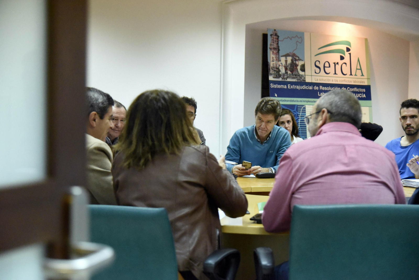 Los representantes de Acerinox y del comité de empresa, reunidos en el Sercla de Algeciras este miércoles.