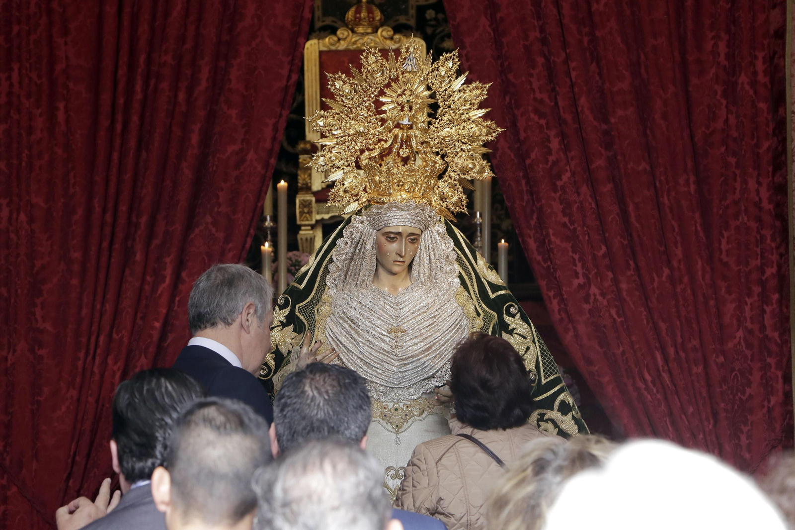 Momentos de los besamanos y besapies de este domingo de Pregón